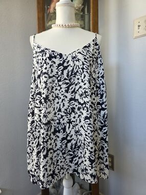 H &M Black & White Floral  Top